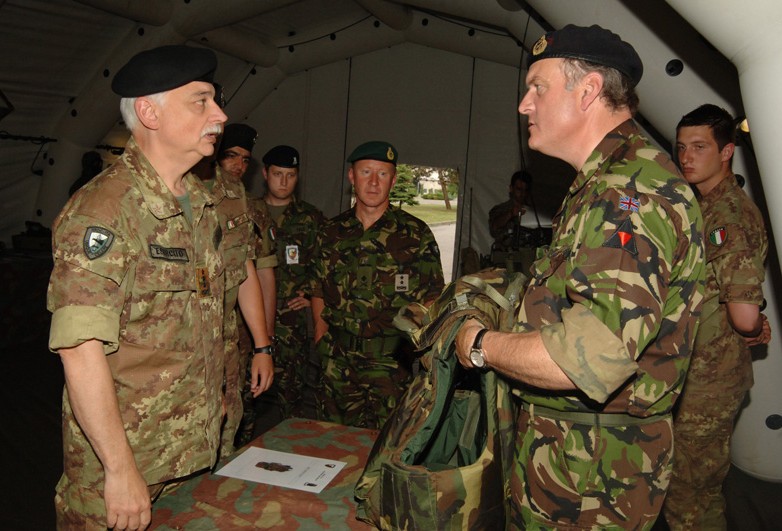THE COMMANDER OF THE 3RD GBR DIVISION VISITS NRDC-ITA